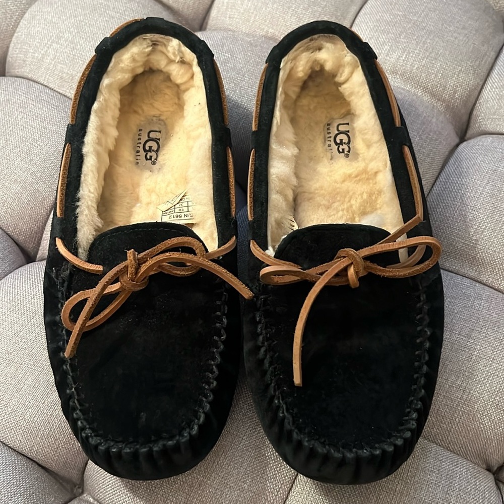 UGG Size 6 Dakota Slipper in Black